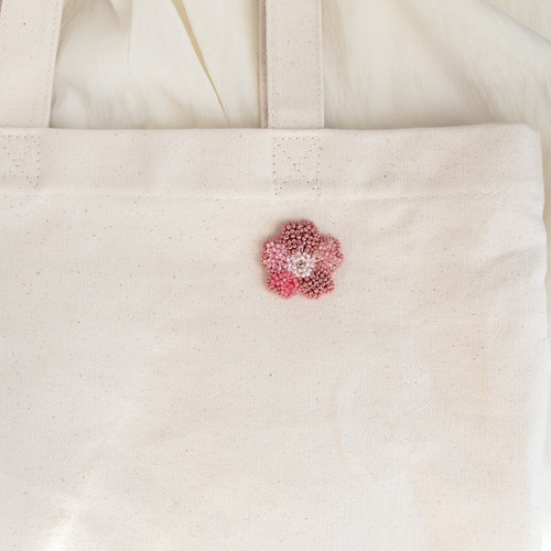 桜のビーズ刺繍ブローチ/桜ハンドメイド2024 ブローチ m.iro