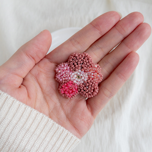 いちご 桜 ビーズ 刺繍ブローチ ハンドメイドアクセサリー 花蝶+桜 ビーズ刺繍ブローチ | iichi 日々の暮らしを心地よく
