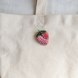 ピンクいちごのビーズ刺繍ブローチ 5枚目の画像