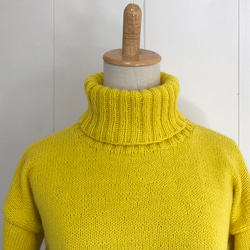 たんぽぽ色のタートルネックセーター 3枚目の画像