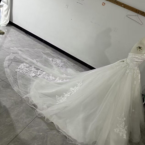 豪華！ウエディングドレス ホワイト 贅沢な小花レース ベアトップ  