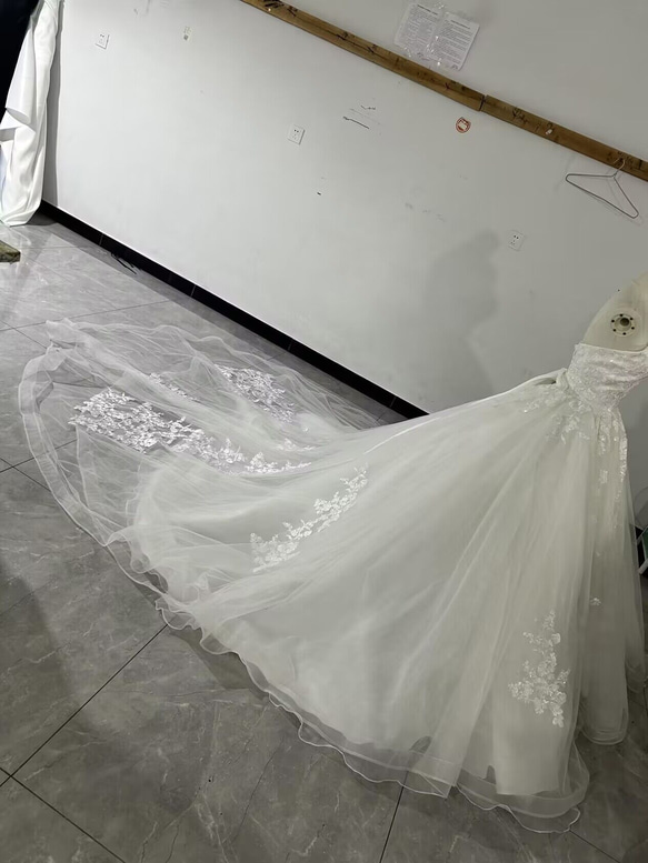 奢華！婚紗白色奢華小花蕾絲裸上衣華麗拖尾婚禮/招待會 第5張的照片