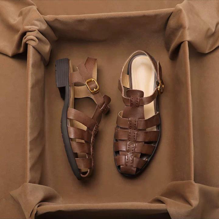 甲とかかとが覆われているので露出が少なく、サンダルが苦手な方もフラットシューズ感覚で気軽に履けます。グルカサンダル 本革