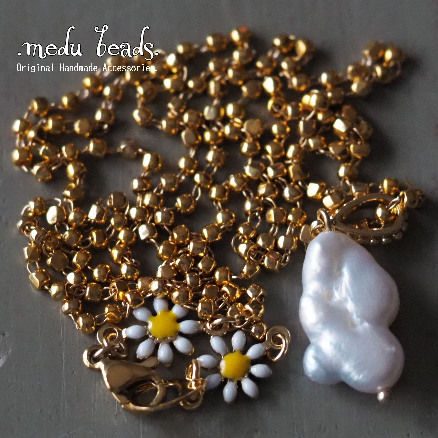 雲の淡水パールペンダント　ゴールドビーズチェーン