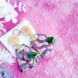 ぐるぐる模様のボタンとピンクとグレーの花模様の刺繡リボンのイヤリング　大ぶりイヤリング　レトロボタン　インド刺繡リボン 4枚目の画像