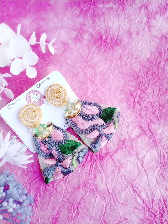 ぐるぐる模様のボタンとピンクとグレーの花模様の刺繡リボンのイヤリング　大ぶりイヤリング　レトロボタン　インド刺繡リボン 4枚目の画像