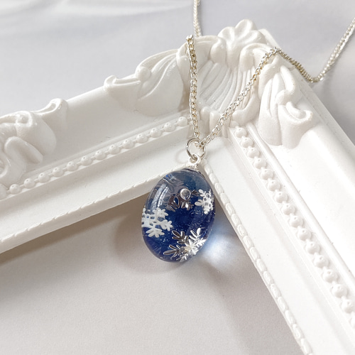 冬の新作＊雪の結晶とブルーのオーバル型レジンのネックレス