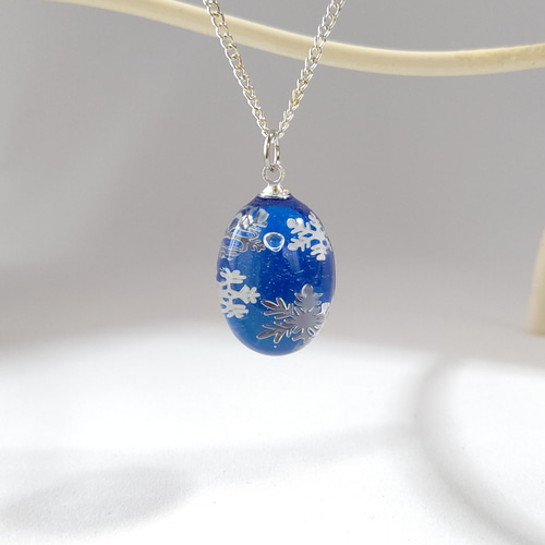 冬の新作＊雪の結晶とブルーのオーバル型レジンのネックレス