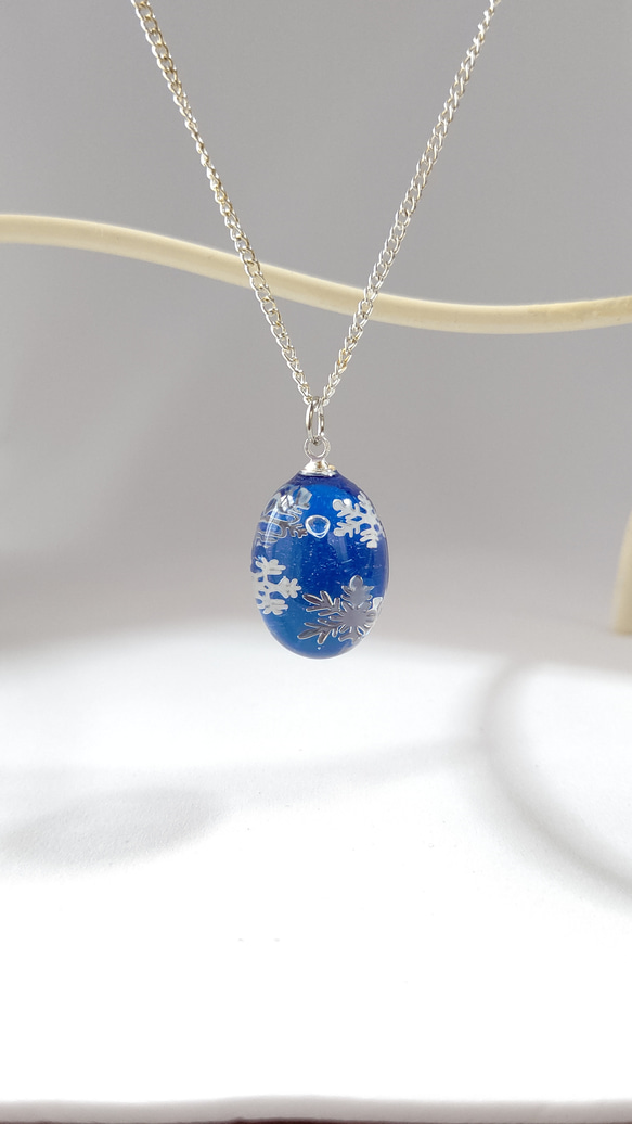 冬の新作＊雪の結晶とブルーのオーバル型レジンのネックレス