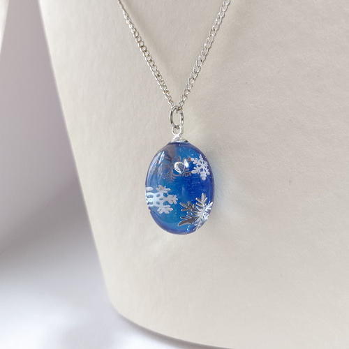 冬の新作＊雪の結晶とブルーのオーバル型レジンのネックレス