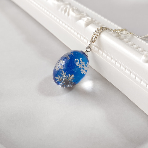 冬の新作＊雪の結晶とブルーのオーバル型レジンのネックレス