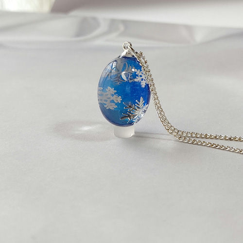 冬の新作＊雪の結晶とブルーのオーバル型レジンのネックレス