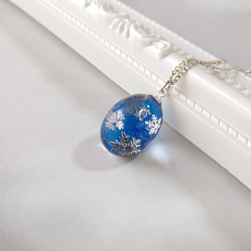 【1666】レジン　雪の結晶　ネックレス　ペンダント　ハンドメイド 冬の新作＊雪の結晶とブルーのオーバル型レジンのネックレス