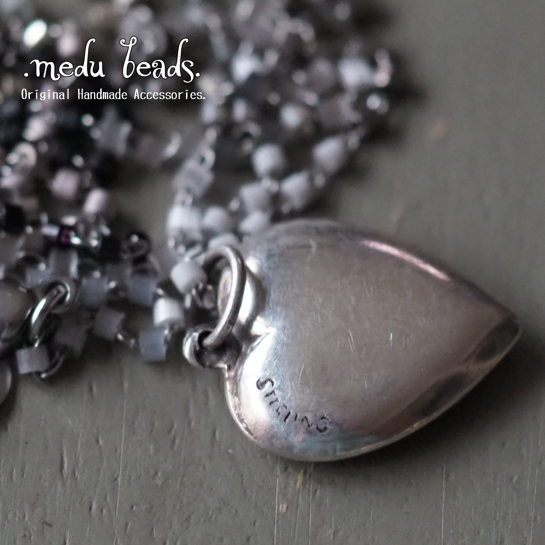 アンティークシルバーハートのペンダント　モノトーンビーズチェーン