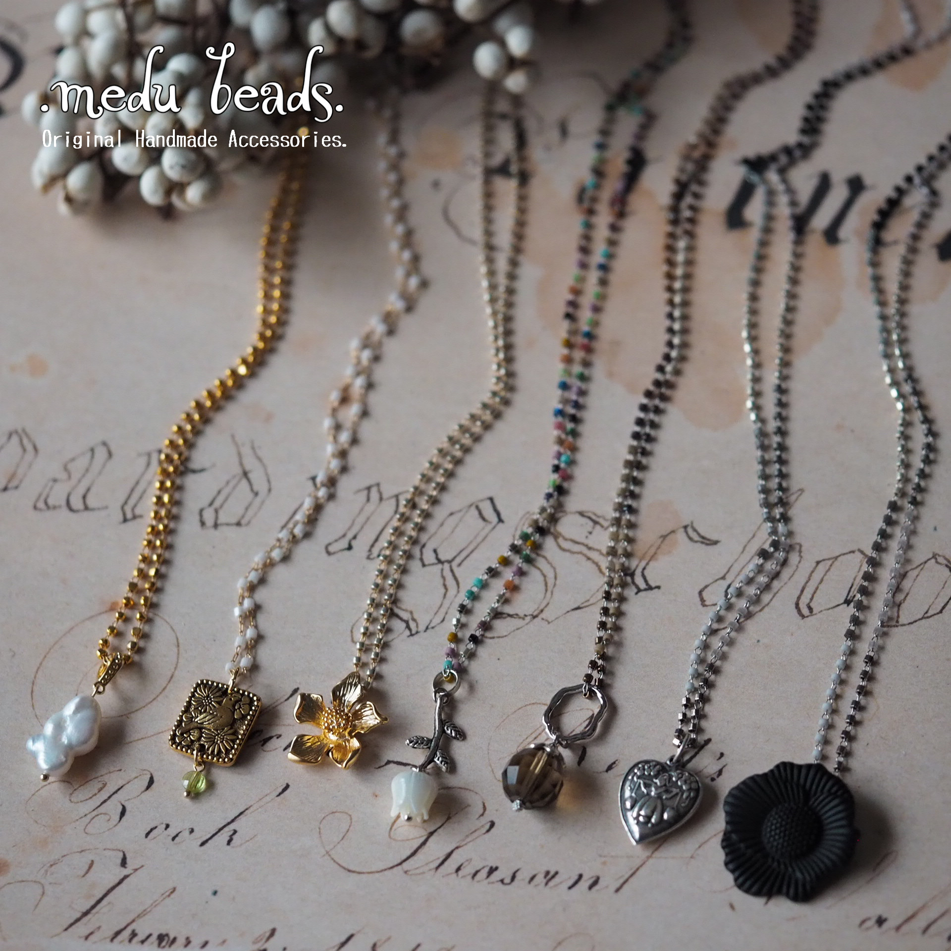 アンティークシルバーハートのペンダント　モノトーンビーズチェーン