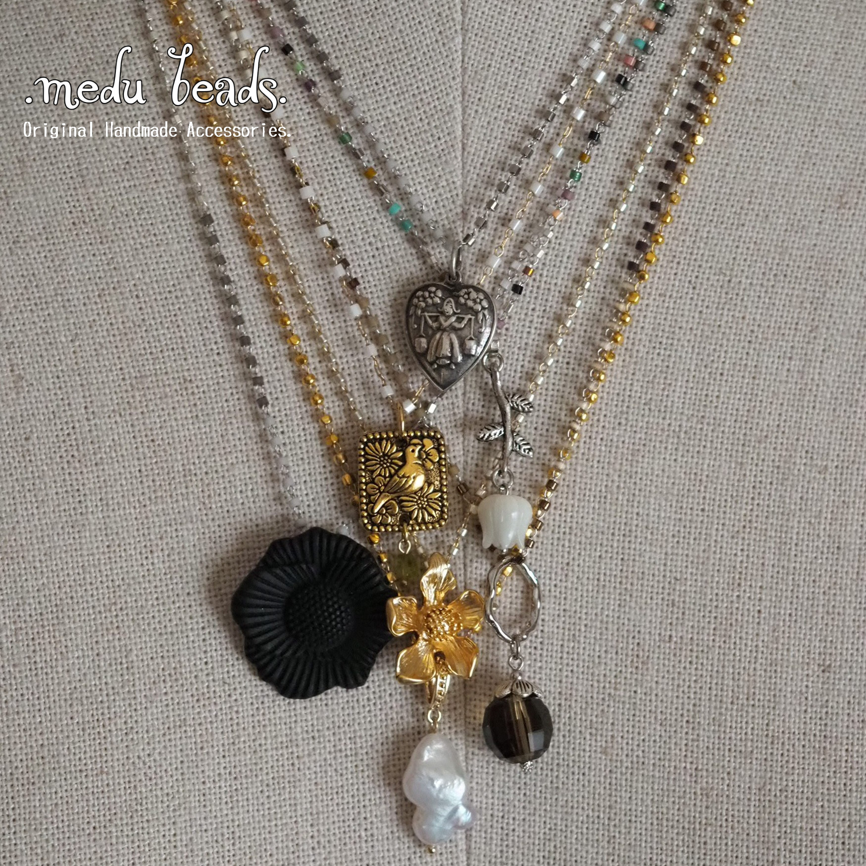 アンティークシルバーハートのペンダント　モノトーンビーズチェーン