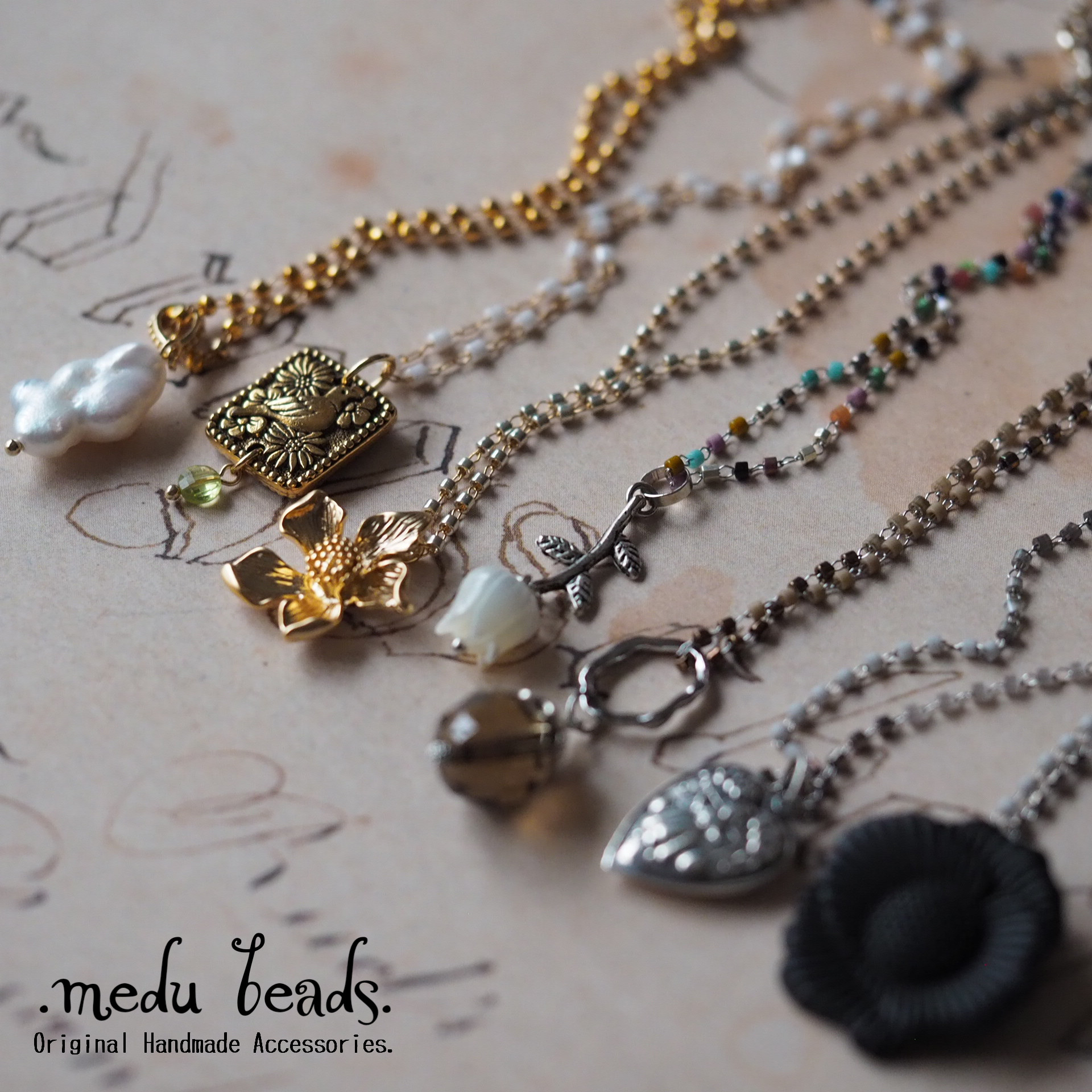 アンティークシルバーハートのペンダント　モノトーンビーズチェーン