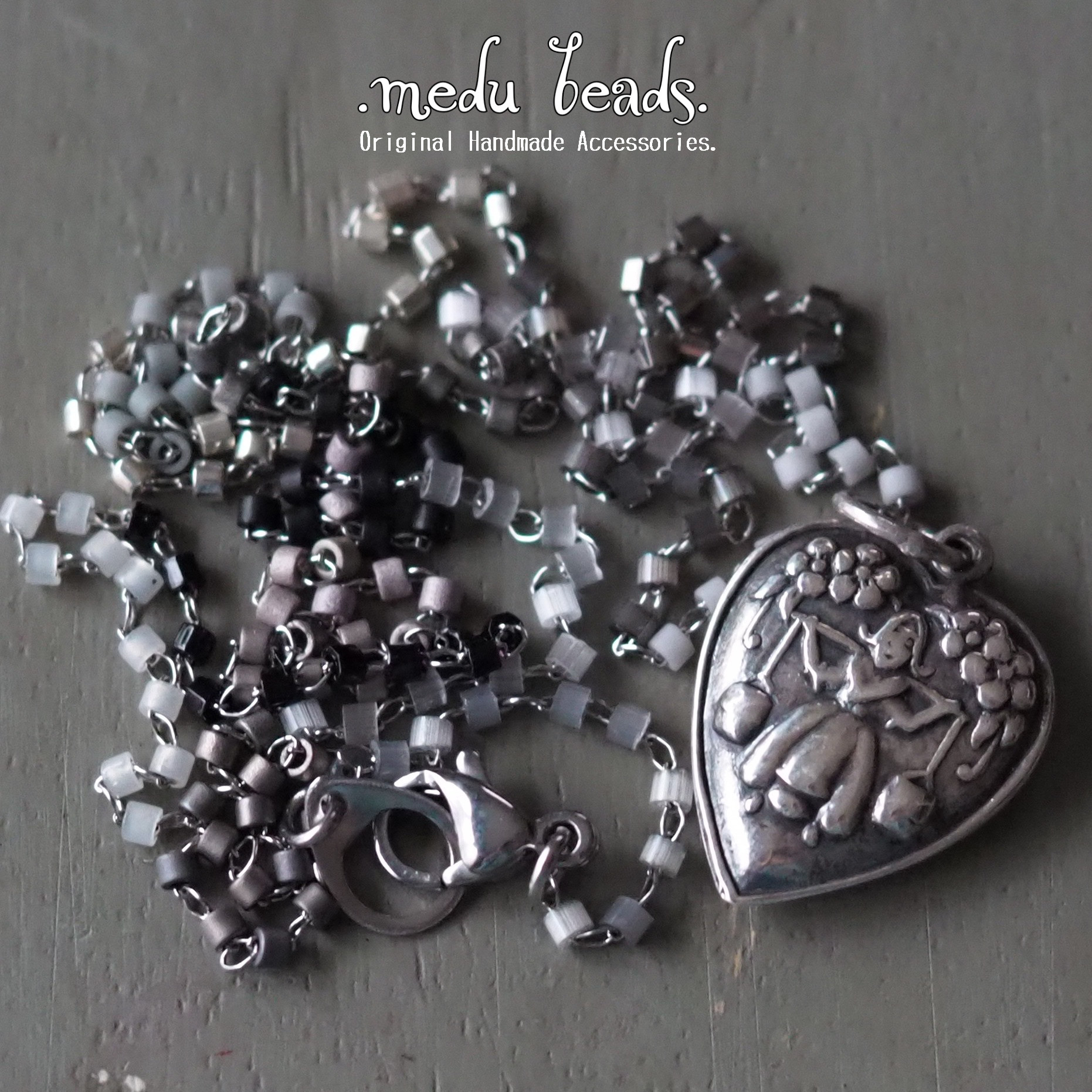 アンティークシルバーハートのペンダント　モノトーンビーズチェーン