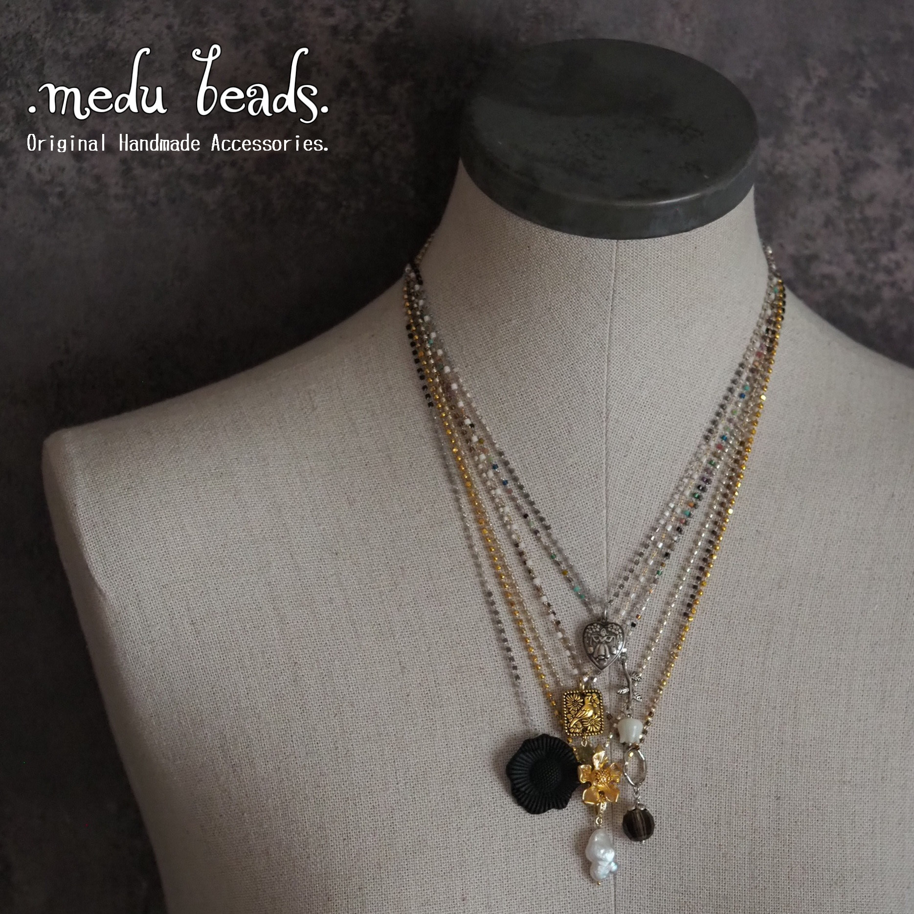 アンティークシルバーハートのペンダント　モノトーンビーズチェーン