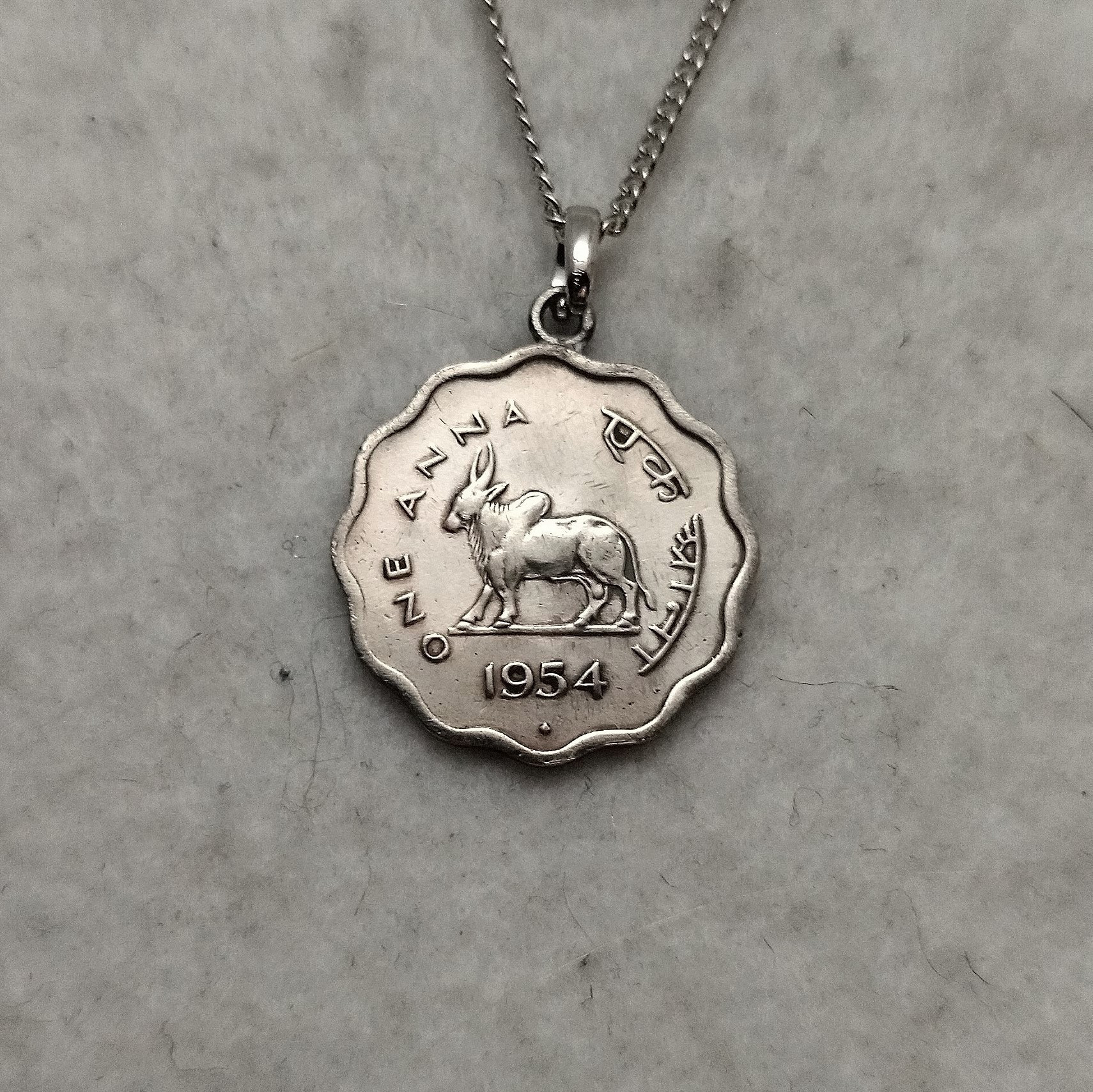 破壊神シヴァの乗り物 インドの白い牛ゼブ コインネックレス