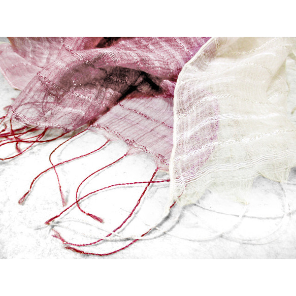 シルク混ストール（ボカシ染）（横段織り）（赤紫色濃淡　白色） 6枚目の画像