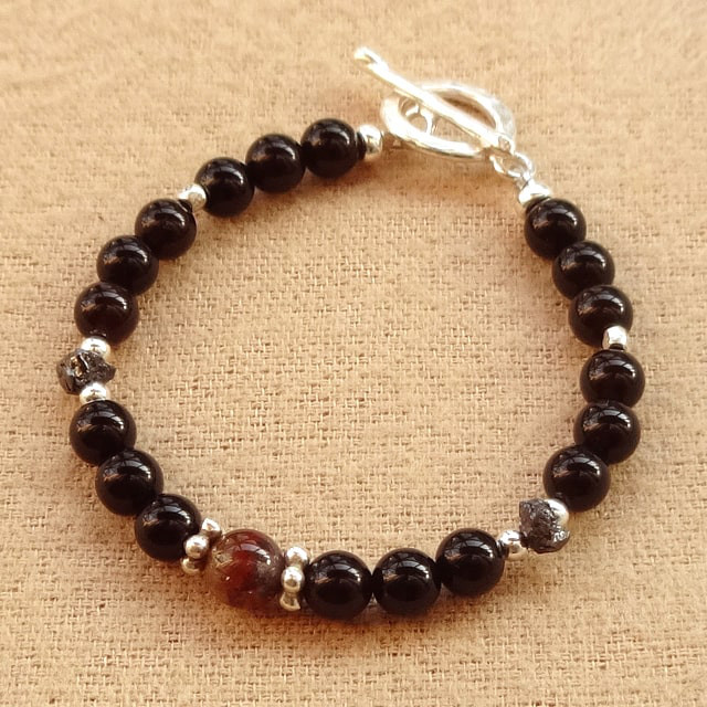 さり気なくブラックダイヤモンドを身につける喜び｜レッドメジストｘブラックダイヤモンド（南アフリカ産）ｘモリオン