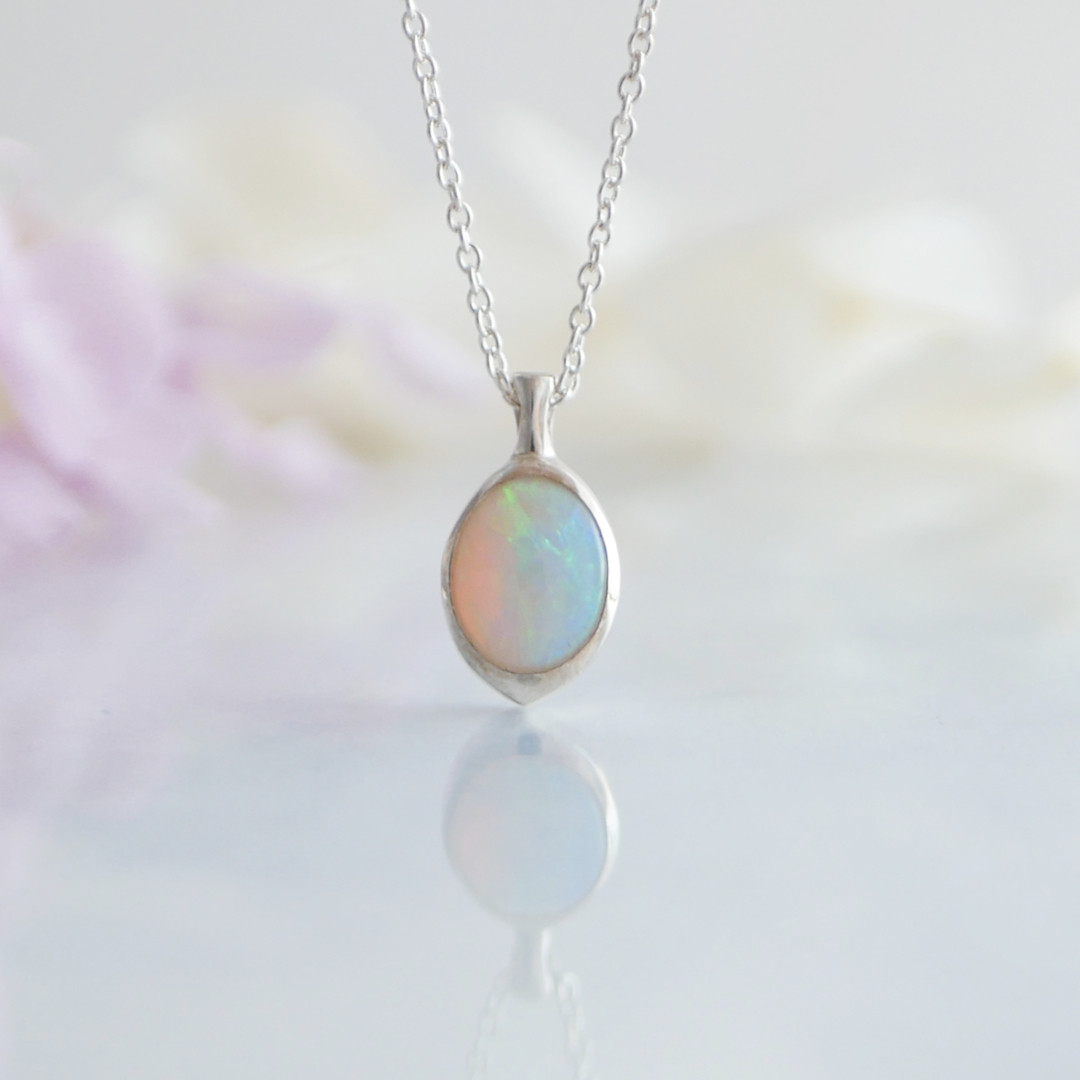 オパールのペンダント
