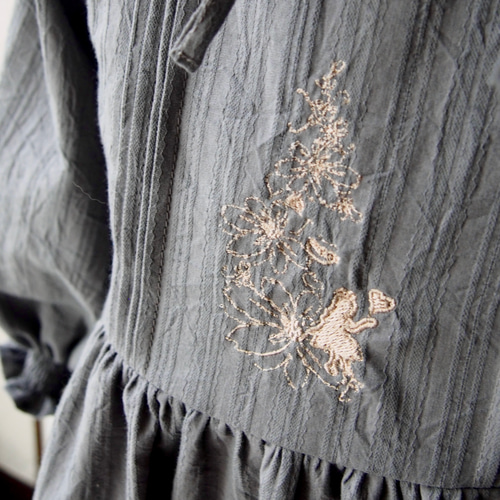 不思議の国のアリス 】絵本ワンピース / チャコールグレー  