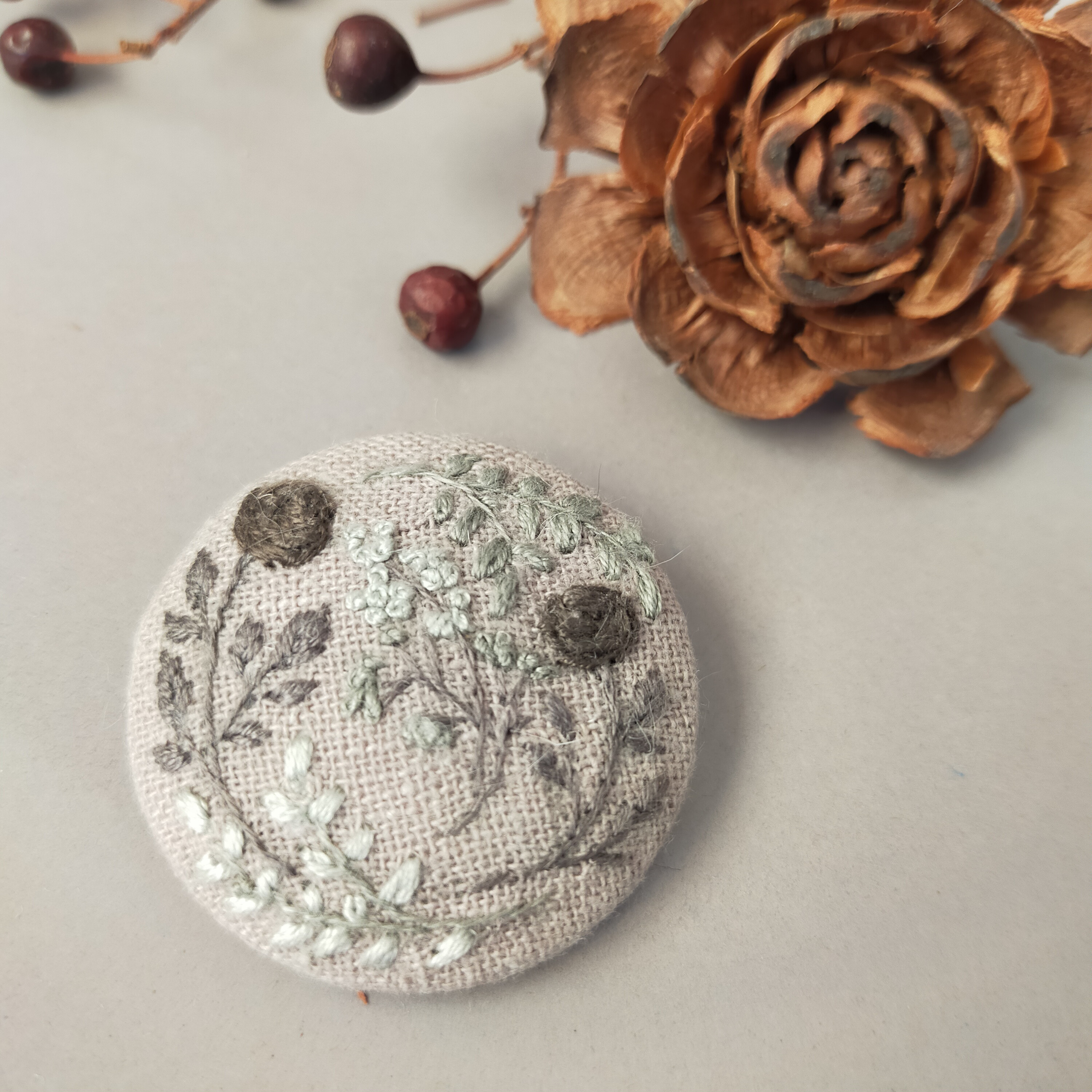 フランスアンティーク　ハンドメイドブローチ アンティーク調【草花達 *° グレー 】 刺繍ブローチ 38mm
