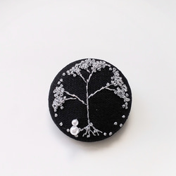 冬木立の刺繍ブローチ（大）【送料無料】 1枚目の画像