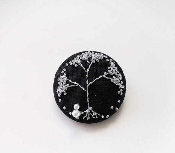 冬木立の刺繍ブローチ（大）【送料無料】 1枚目の画像