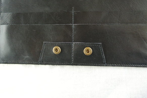 スカル、薄型二つ折りウオレット（ウロコ革） 9枚目の画像