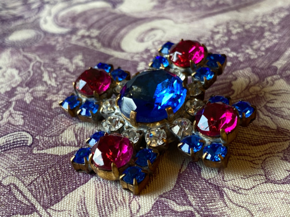 新商品！チェコ製♪『宝石のようなハンドメイドのビジューガラスアンティークボタン』～ブルー×濃いピンク～ 1枚目の画像