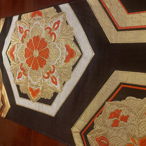 2524豪華刺繍 お正月にピッタリな正絹テーブルランナー 帯リメイク