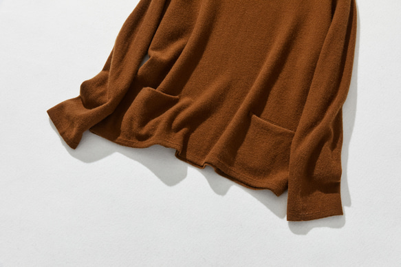 柔らかい風合いが魅力のウールプルオーバー   セーター　ウール100％　唐茶　231216-1 4枚目の画像