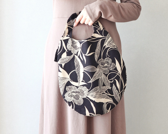 特集掲載◆デッサンのような美しい花柄◆tamago tote medium（black flower）◆受注製作◆ 4枚目の画像