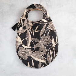 特集掲載◆デッサンのような美しい花柄◆tamago tote medium（black flower）◆受注製作◆ 1枚目の画像