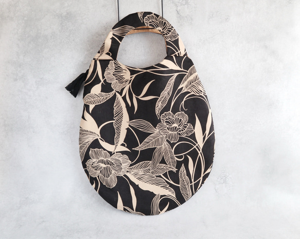 特集掲載◆デッサンのような美しい花柄◆tamago tote medium（black flower）◆受注製作◆ 1枚目の画像