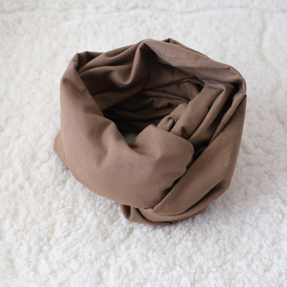 拉絨圍脖，也可用作毯子。由 100% 純棉製成，溫和親膚。 第17張的照片