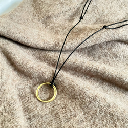 艶マットの2連フープ　長さ自由なコードネックレス　ゴールド　真鍮　本革　ロング 6枚目の画像