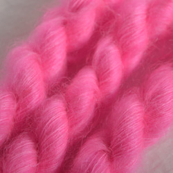 手染め糸　キッドモヘア　合細　neon　pink　nijiyarn 4枚目の画像