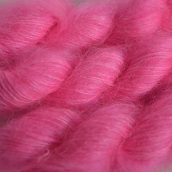 手染め糸　キッドモヘア　合細　neon　pink　nijiyarn 2枚目の画像