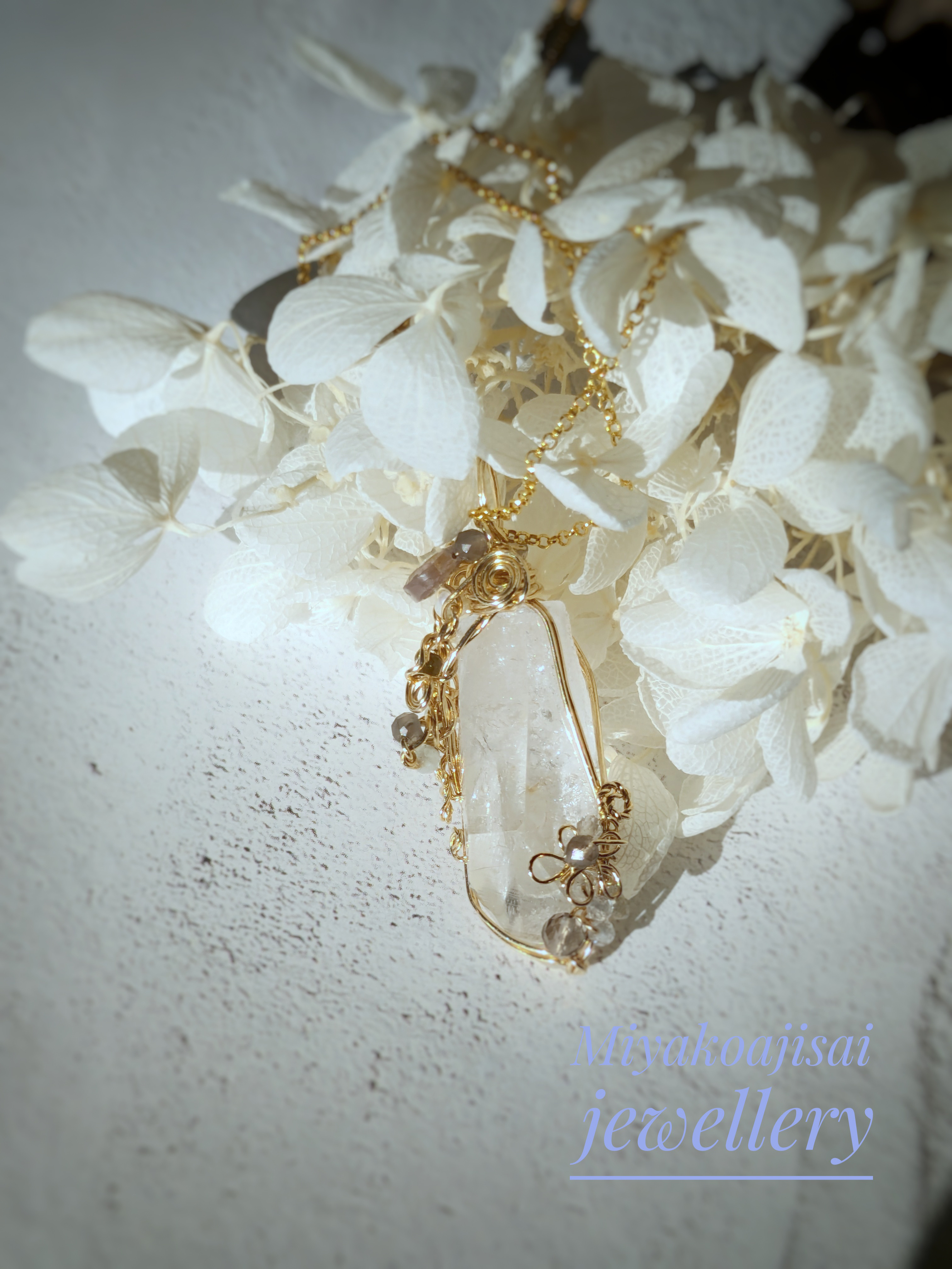 水晶クリスタル原石　ネックレストップ　天然石ワイヤージュエリー　14kgf