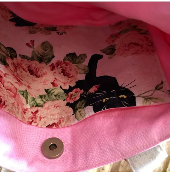 ふんわり肩掛けトートバッグ  生成り　黒猫と薔薇 3枚目の画像