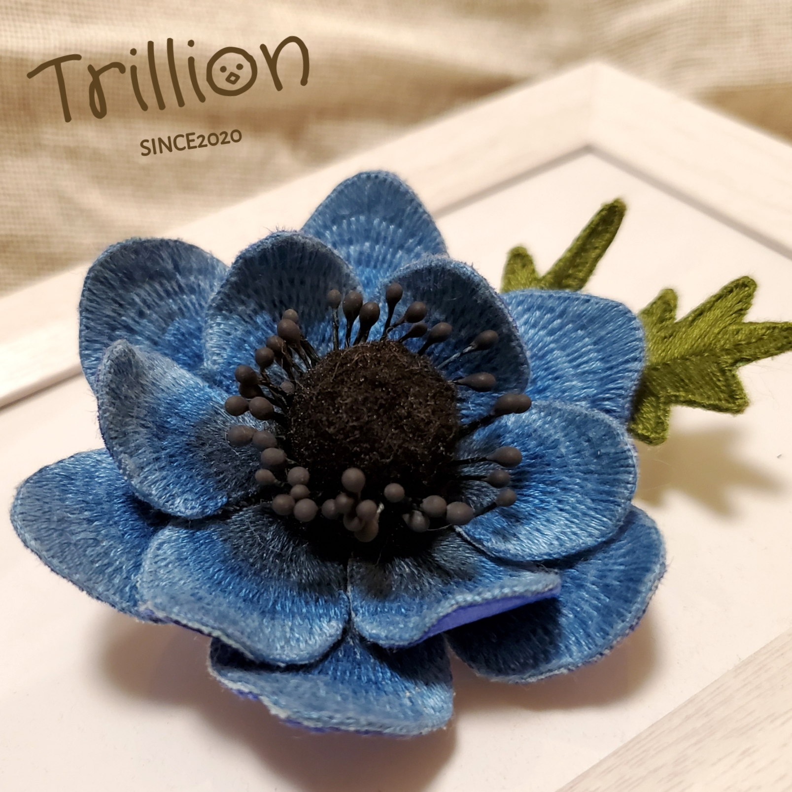 アカショウビンの立体刺繍ブローチ　ハンドメイド　コサージュ