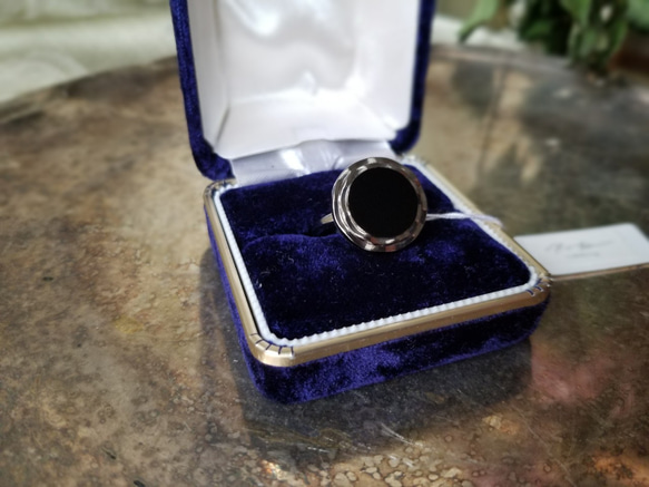 ヴィンテージボタンのRING　真鍮　黒ガラス 3枚目の画像