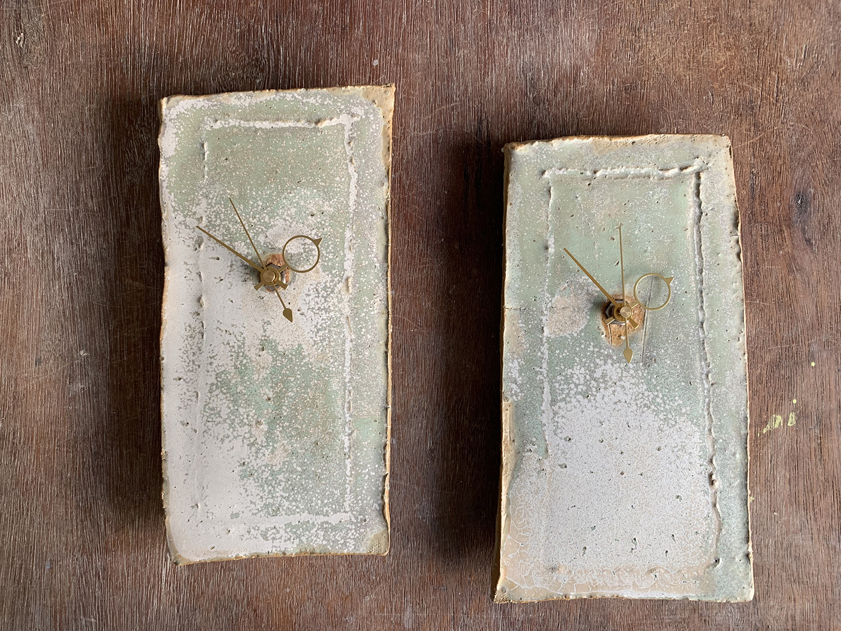 淡青白ピンク窯変 25cm長角ゴールド針掛け時計