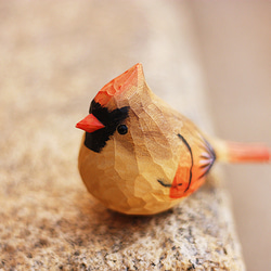 椴木小鳥木彫り　恩愛のメインレッドフィンチ　手作り実木置物 8枚目の画像