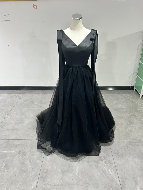 人気上昇！パーティードレス 黒 Vネック 背中見せ ソフトチュール  