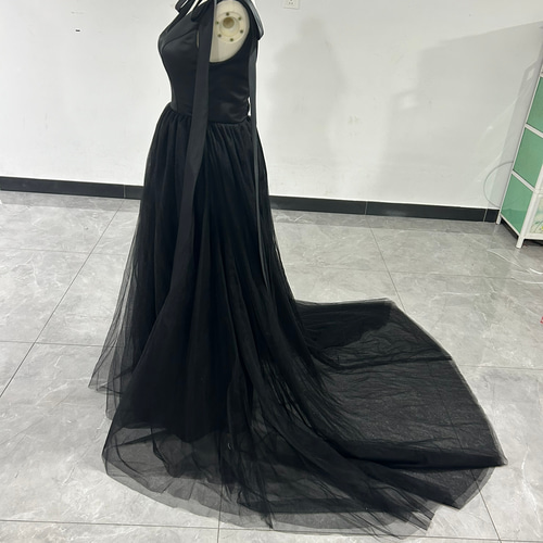 人気上昇！パーティードレス 黒 Vネック 背中見せ ソフト